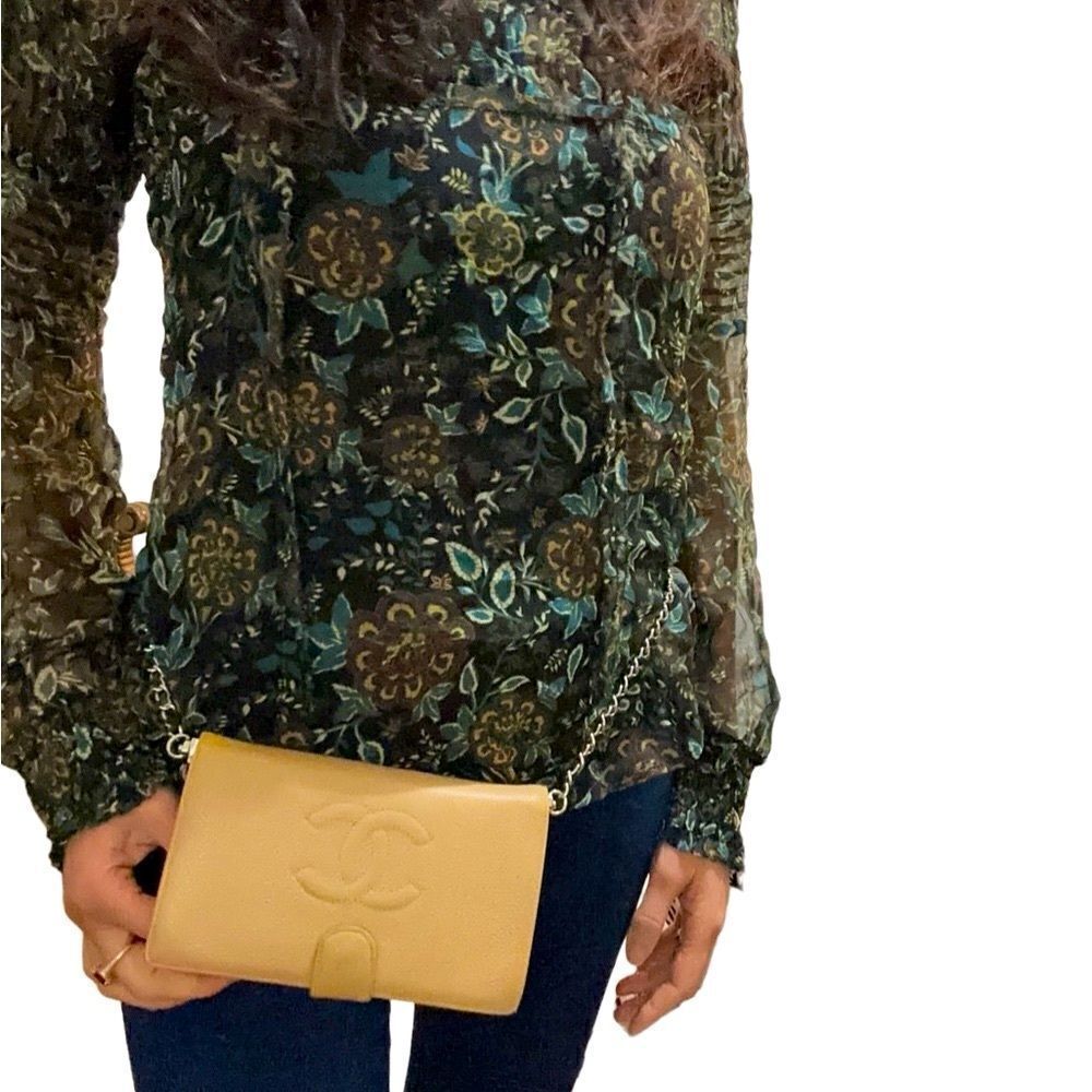 CHANEL Beige Leather CC Snap Clutch - Picture 4 of 15
